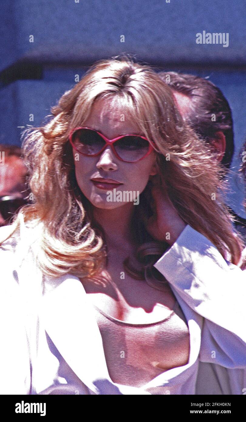 L'actrice Tanya Roberts 1985 sur les marches de la ville de San Francisco Hall pendant le tournage d'un film de James Bond Banque D'Images