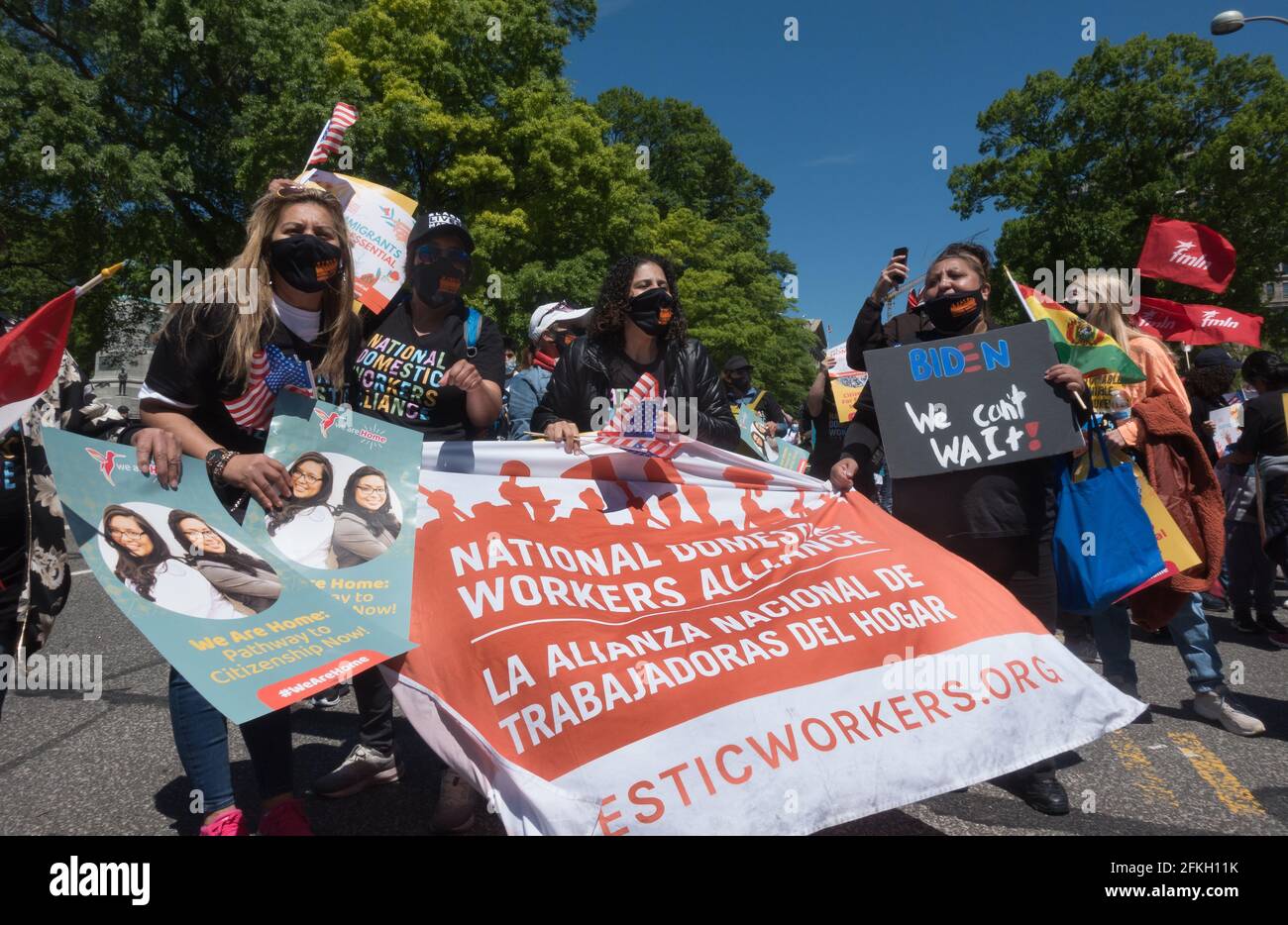 Les marcheurs demandant à l'administration Biden de faire des progrès sur la réforme de l'immigration, rendez-vous à un rassemblement dans le National Mall le jour de mai, connu sous le nom de Journée internationale des travailleurs. Plus de 25 groupes ont participé à la marche, qui a vu le jour à Black Lives Matter Plaza près de la Maison Blanche. 1er mai 2021, Washington, DC Banque D'Images