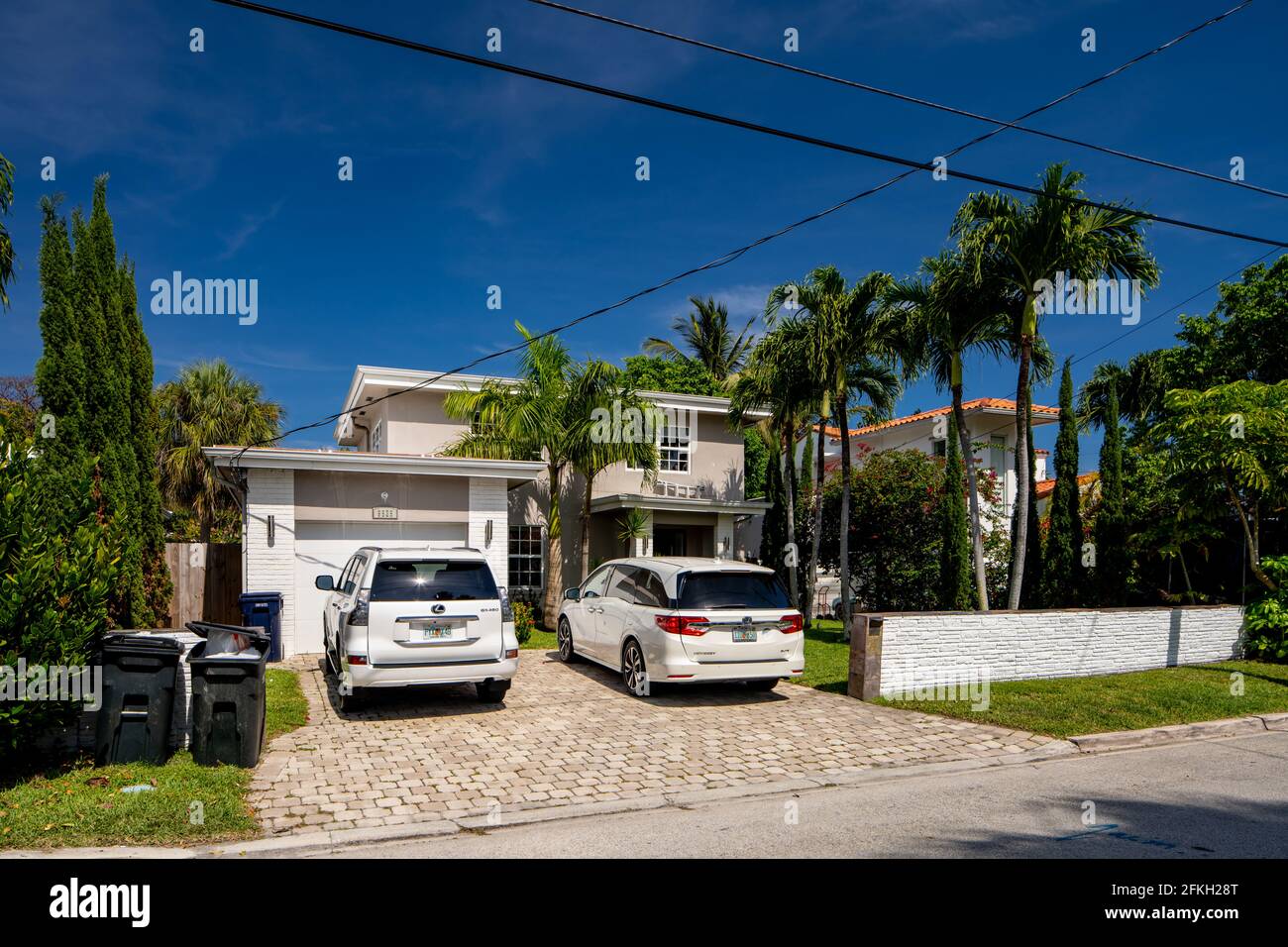 Surfside Miami, FL, USA - 1 mai 2021: Série de photos de maisons unifamiliales à Surfside qui est une subdivision de Miami Dade County Banque D'Images