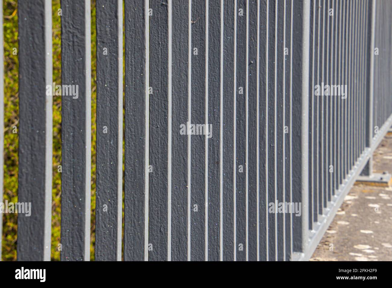 Modèle vertical abstrait d'une rambarde de pont métallique Banque D'Images