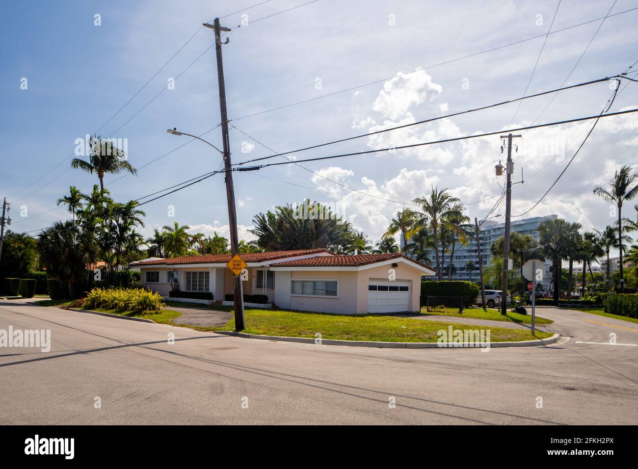 Surfside Miami, FL, USA - 1 mai 2021: Série de photos de maisons unifamiliales à Surfside qui est une subdivision de Miami Dade County Banque D'Images