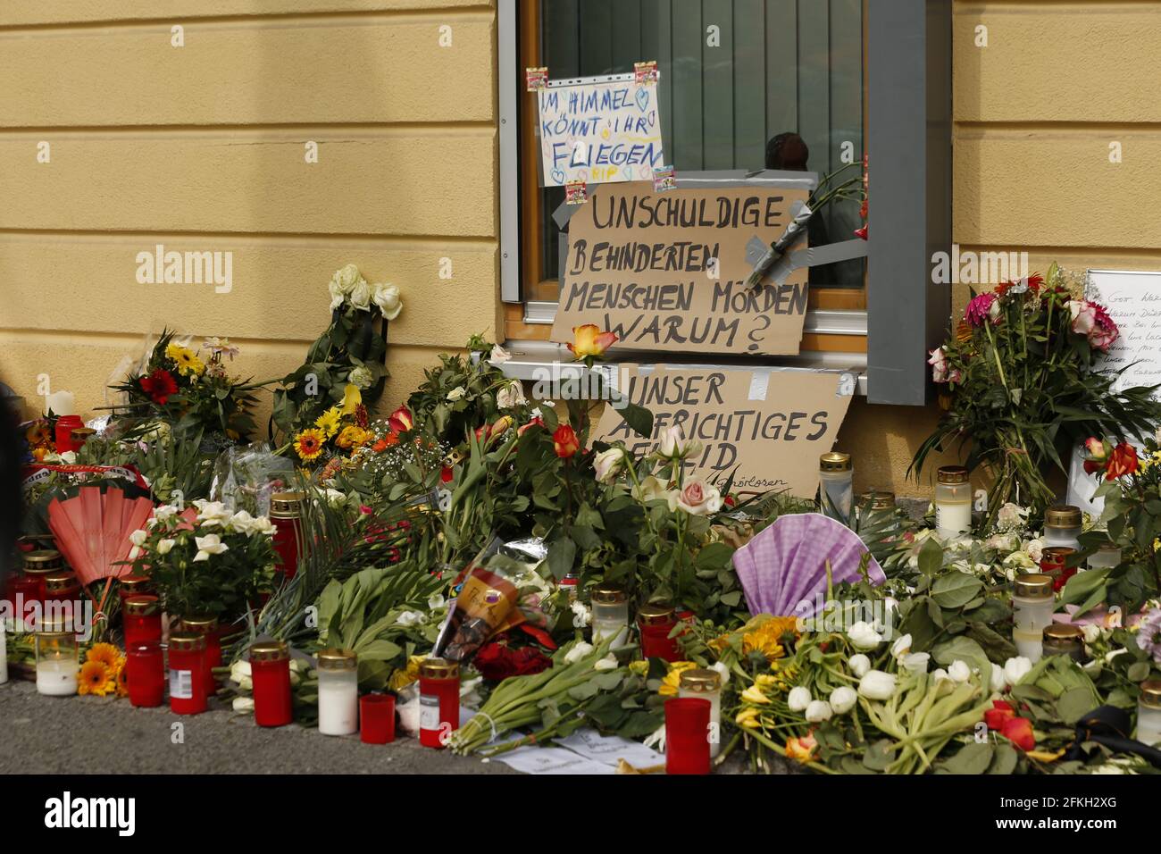 Potsdam Babelsberg, Allemagne. 1er mai 2021. Potsdam-Babelsberg: Devant Thusnelda von Saldern Haus, une institution du prestataire de services sociaux Oberlinhaus, de nombreux amateurs de tournants ont mis des fleurs et des bougies. A Thusnelda von Saldern Haus, une institution du prestataire de services sociaux Oberlinhaus, quatre personnes ont été tuées et une femme a été grièvement blessée mercredi soir. Un employé de 51 ans est soupçonné d'urgence. Elle a été arrêtée et admise dans un hôpital psychiatrique. (Photo de Simone Kuhlmey/Pacific Press) crédit: Pacific Press Media production Corp./Alay Live News Banque D'Images