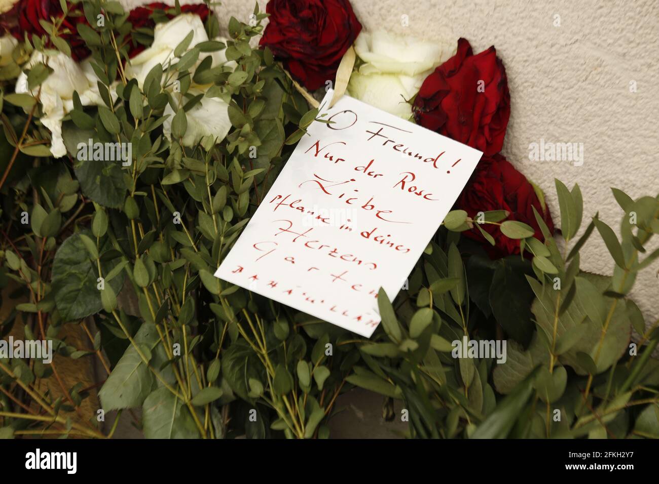 Potsdam Babelsberg, Allemagne. 1er mai 2021. Potsdam-Babelsberg: Devant Thusnelda von Saldern Haus, une institution du prestataire de services sociaux Oberlinhaus, de nombreux amateurs de tournants ont mis des fleurs et des bougies. A Thusnelda von Saldern Haus, une institution du prestataire de services sociaux Oberlinhaus, quatre personnes ont été tuées et une femme a été grièvement blessée mercredi soir. Un employé de 51 ans est soupçonné d'urgence. Elle a été arrêtée et admise dans un hôpital psychiatrique. (Photo de Simone Kuhlmey/Pacific Press) crédit: Pacific Press Media production Corp./Alay Live News Banque D'Images