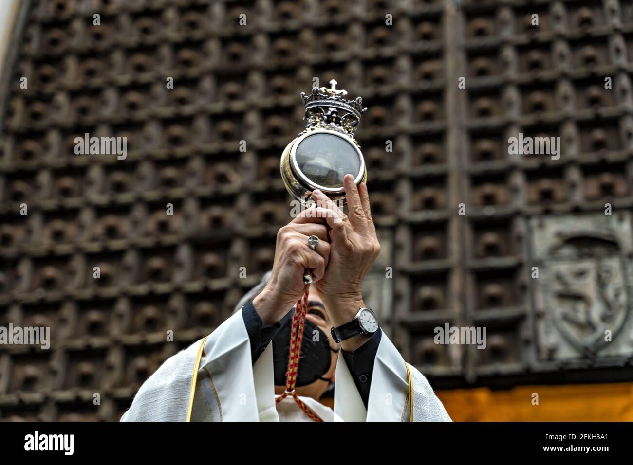 Aujourd'hui 1er mai 2021, le sang de San Gennaro, patron de Naples, ne s'est pas dissous à 7.16 heures, et la prodige n'a pas été répétée à la première tentative. L'évêque de Naples, Don Mimmo Battaglia, qui pour la première fois a célébré la cérémonie consacrée à San Gennaro dans le Duomo, après la remise du cardinal Crescenzio Sepe, a fait une deuxième tentative, après les prières de tous les fidèles, mais même dans ce cas le sang est resté immobile. L'évêque a invité tous les napolitains à prier. L'évêque Battaglia s'est ensuite rendu au chantier de la cathédrale pour bénir le peuple napolitain. (Photo d'Alessandro B. Banque D'Images