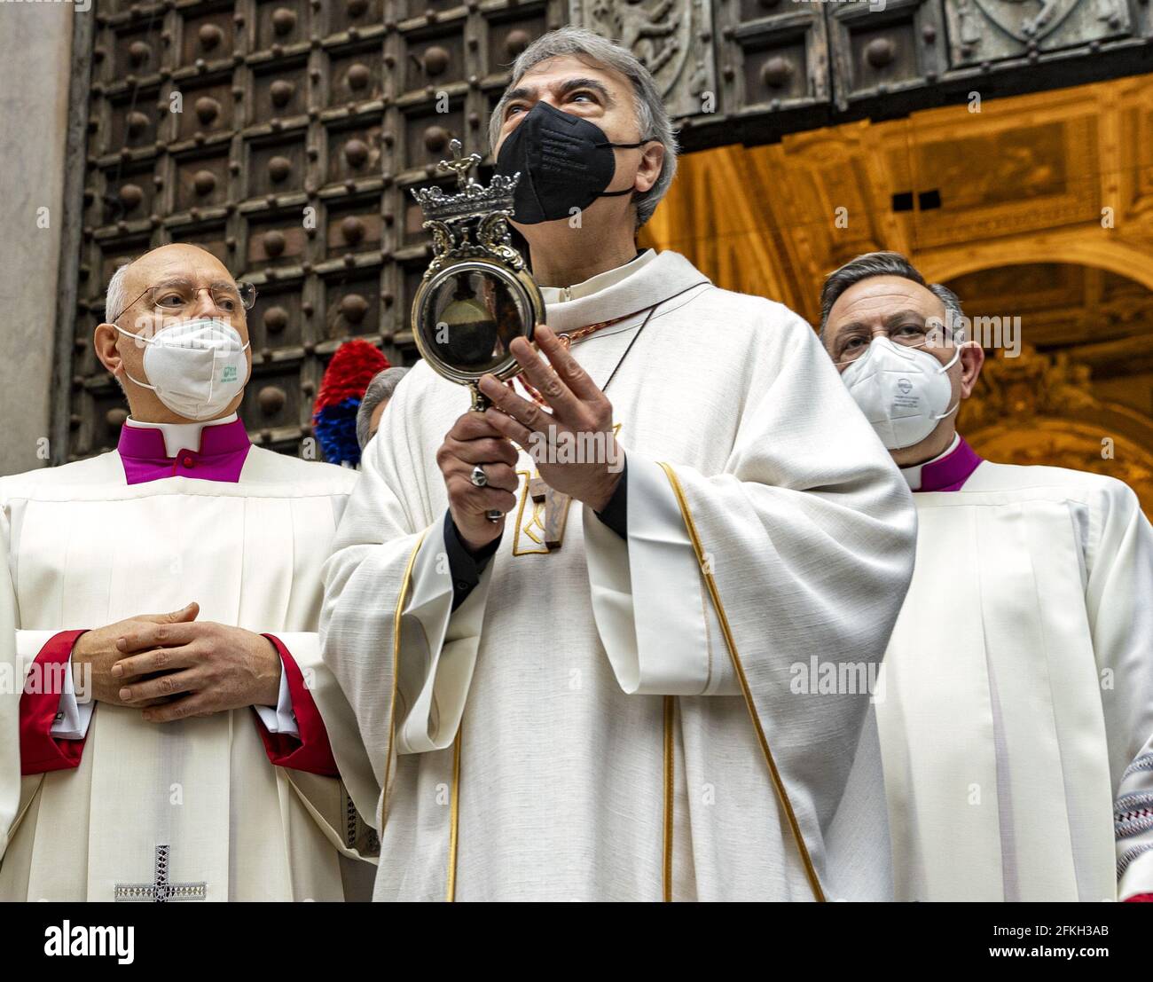 Aujourd'hui 1er mai 2021, le sang de San Gennaro, patron de Naples, ne s'est pas dissous à 7.16 heures, et la prodige n'a pas été répétée à la première tentative. L'évêque de Naples, Don Mimmo Battaglia, qui pour la première fois a célébré la cérémonie consacrée à San Gennaro dans le Duomo, après la remise du cardinal Crescenzio Sepe, a fait une deuxième tentative, après les prières de tous les fidèles, mais même dans ce cas le sang est resté immobile. L'évêque a invité tous les napolitains à prier. L'évêque Battaglia s'est ensuite rendu au chantier de la cathédrale pour bénir le peuple napolitain. (Photo d'Alessandro B. Banque D'Images