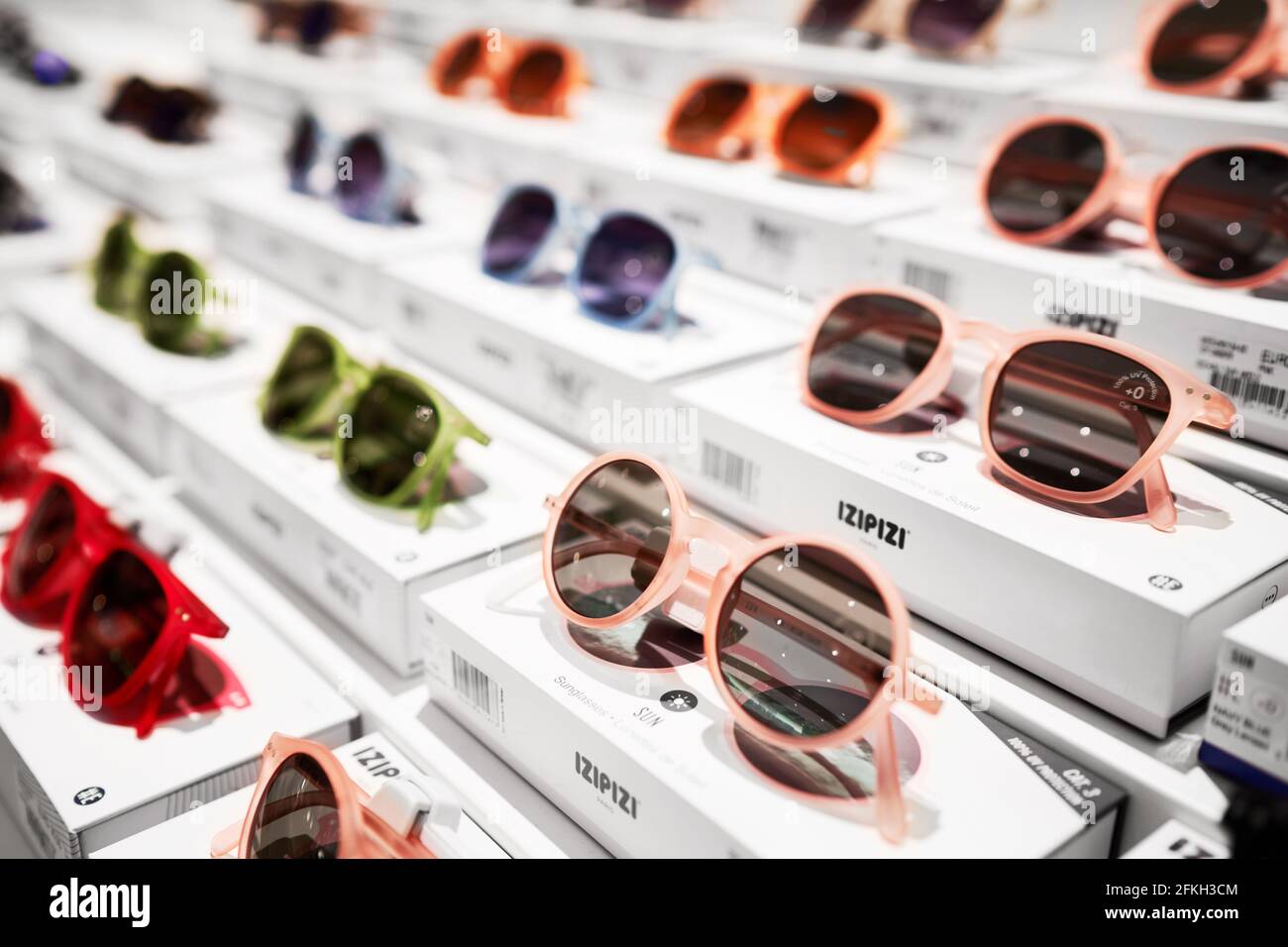 Les lunettes de soleil se tiennent sur l'étagère. Lunettes de soleil à  Rinascente, collection de magasins haut de gamme avec des marques italiennes  et internationales. Milan, Italie Photo Stock - Alamy