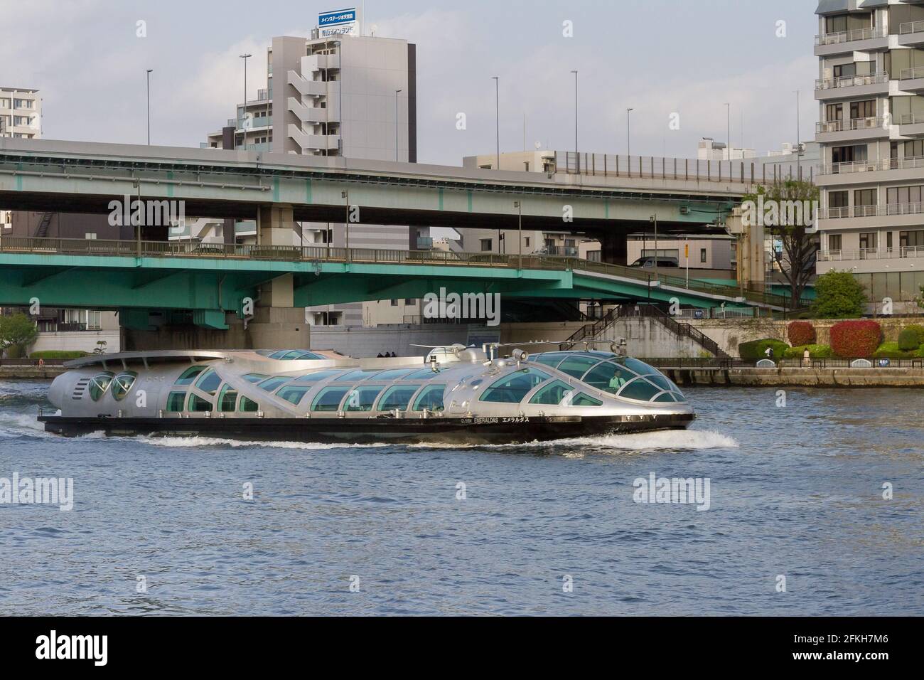 Une botte de croisière futuriste Himiko sur le fleuve Sumida à Tokyo, au Japon. Banque D'Images