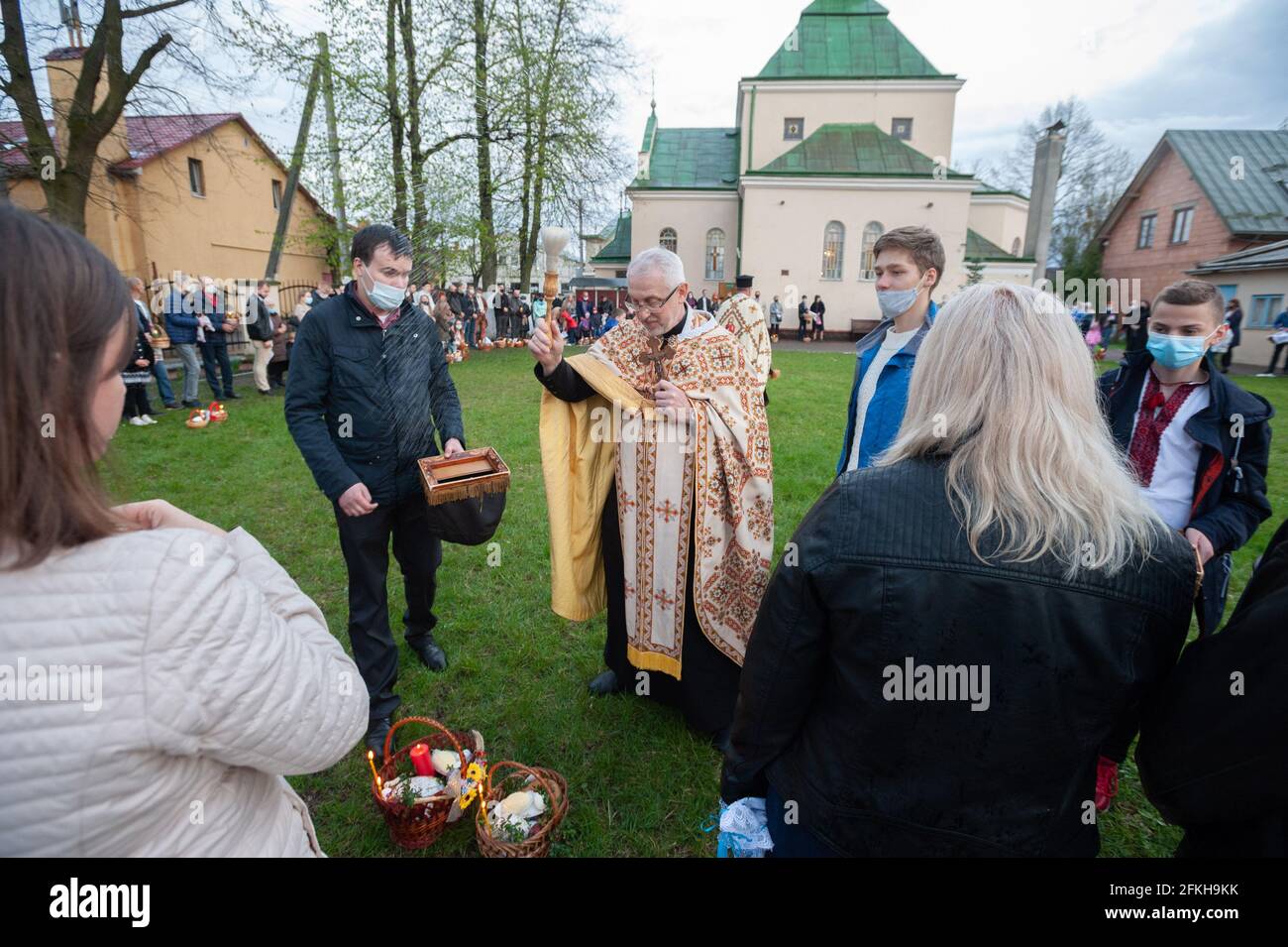 Lviv, Ukraine. 1er mai 2021. Un prêtre ukrainien bénit les croyants à une église catholique grecque alors qu'ils célèbrent Pâques pour marquer la résurrection de Jésus-Christ des morts et la fondation de la foi chrétienne. Crédit : SOPA Images Limited/Alamy Live News Banque D'Images