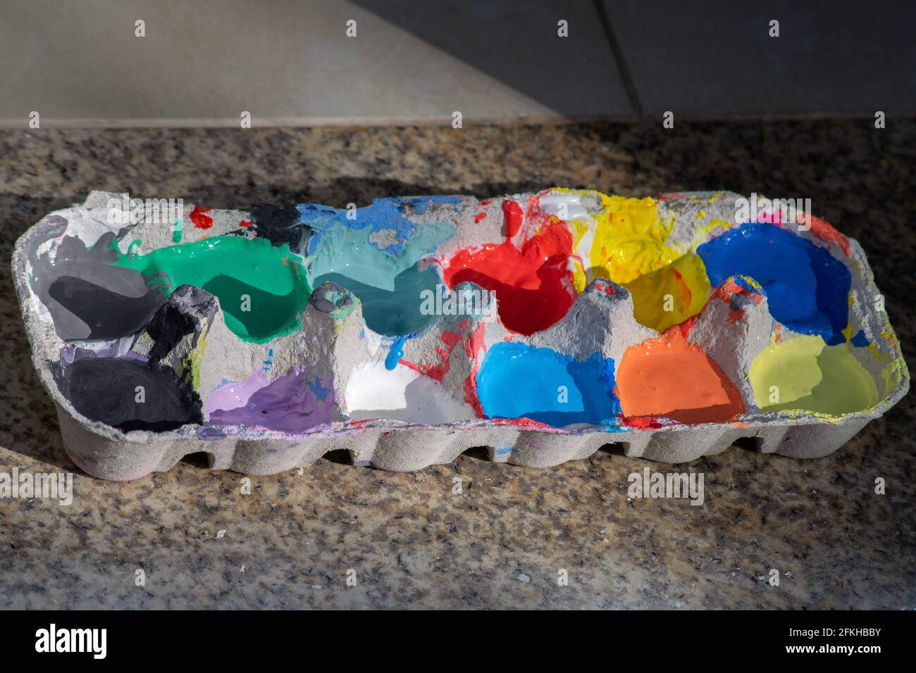 Boîte à œufs de différentes couleurs pour les enfants à utiliser dans l'art expressions Banque D'Images