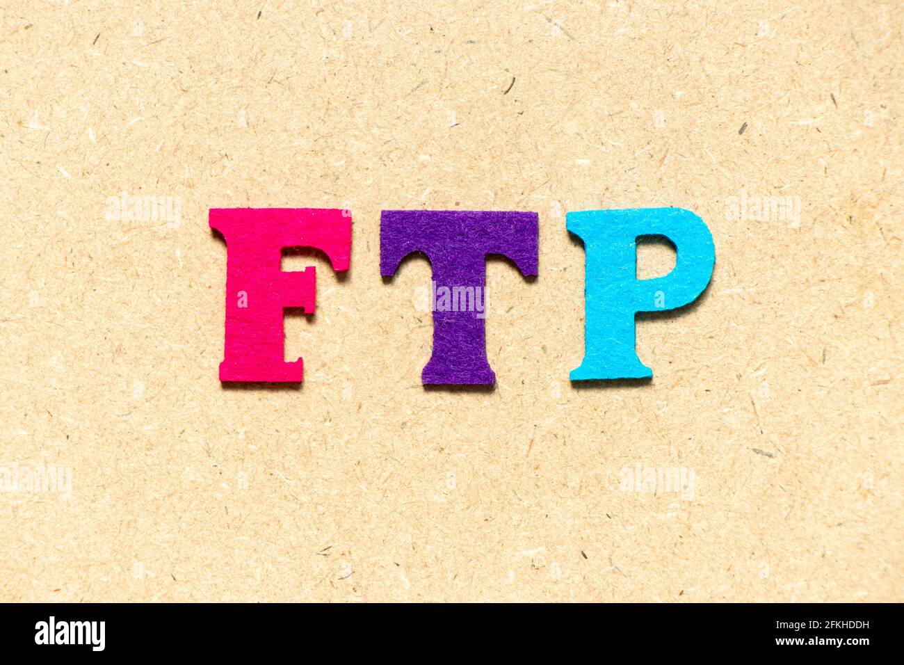 Lettre de couleur en tissu dans le mot FTP (Abréviation de File Transfer Protocol) sur fond de bois Banque D'Images