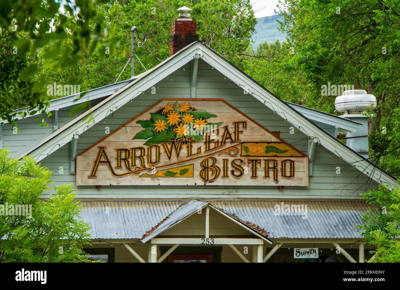 Panneaux d'époque sur des bâtiments en bois à Winthrop, État de Washington, États-Unis. Winthrop maintient un thème occidental avec des trottoirs en bois. Banque D'Images