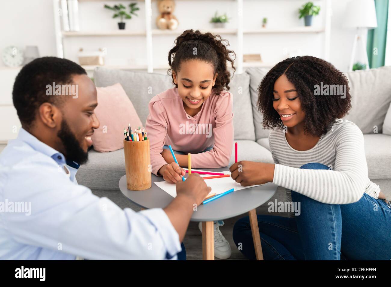 Portrait D Une Famille Noire Heureuse Passant Du Temps A La Maison Photo Stock Alamy Portrait D Une Famille Noire Heureuse Passant Du Temps A La Maison Photo Stock Alamy