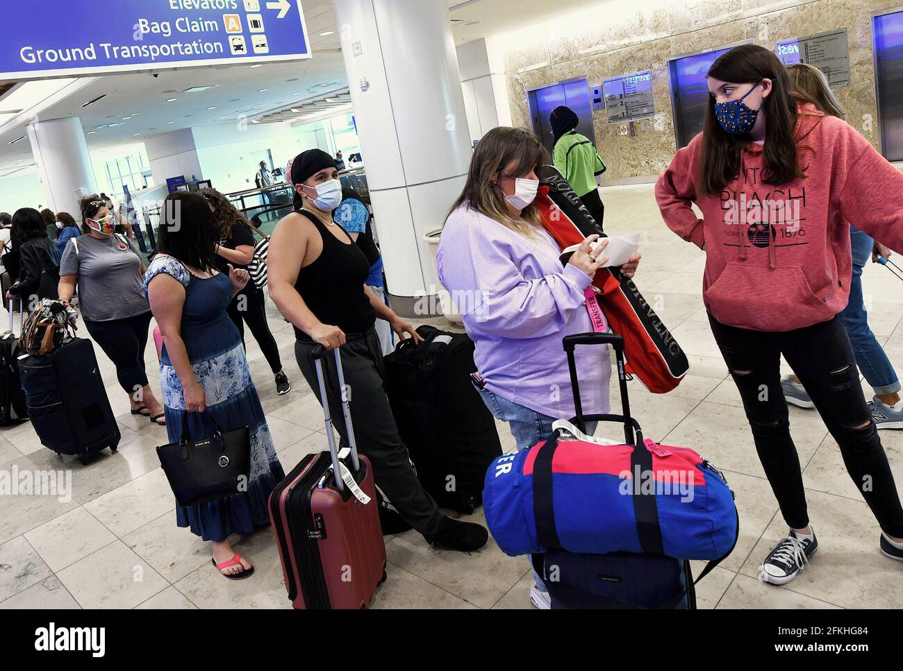 Orlando, États-Unis. 1er mai 2021. Les voyageurs portant un masque facial comme mesure préventive contre la propagation de Covid-19 attendent en file d'attente au comptoir de billets de Southwest Airlines à l'aéroport international d'Orlando. Le 30 avril 2021, l'Administration de la sécurité des transports a prolongé le mandat du masque fédéral, qui devait expirer le 11 mai, jusqu'en septembre 13 pour tous les passagers aériens de plus de 2 ans. Crédit : SOPA Images Limited/Alamy Live News Banque D'Images