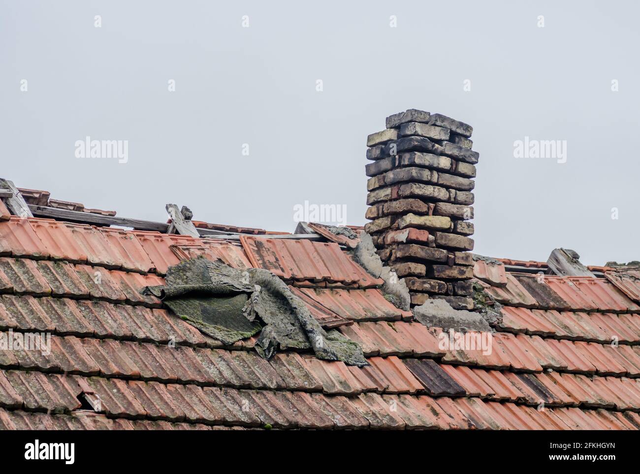 vieille cheminée de la brique d'une maison en ruine Banque D'Images