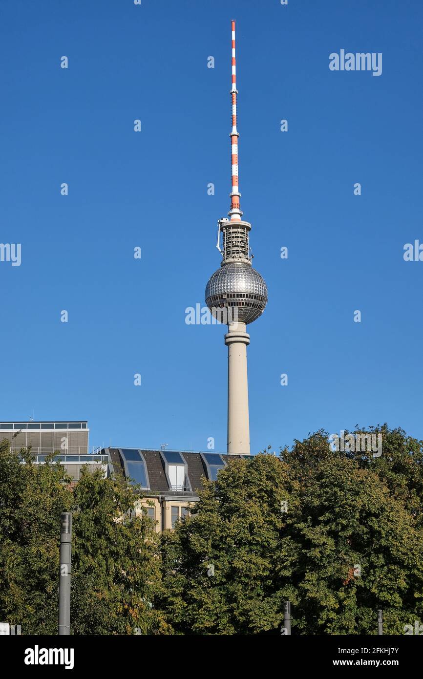 Le Fernsehturm, le plus haut bâtiment de Berlins, avec un ciel bleu clair Banque D'Images