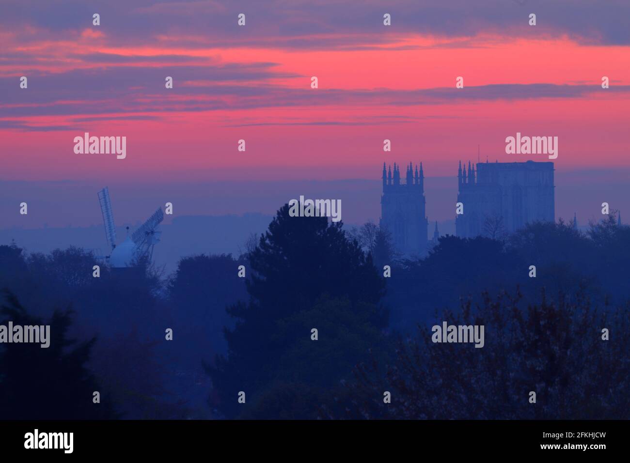 Lumière du matin au-dessus de York Minster & Holgate Windmill à York Banque D'Images