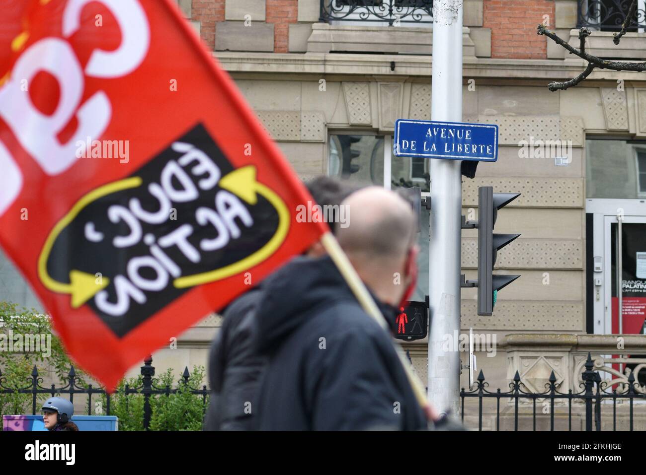 La France, le 1er mai 2021, défilé traditionnel du 1er mai, fête du travail, rassembla différents mouvements et l'inter-Union. 1er mai 2021, à Strasbourg Nord-est de la France. Photo de Nicolas Roses/ABACAPRESS.COM Banque D'Images