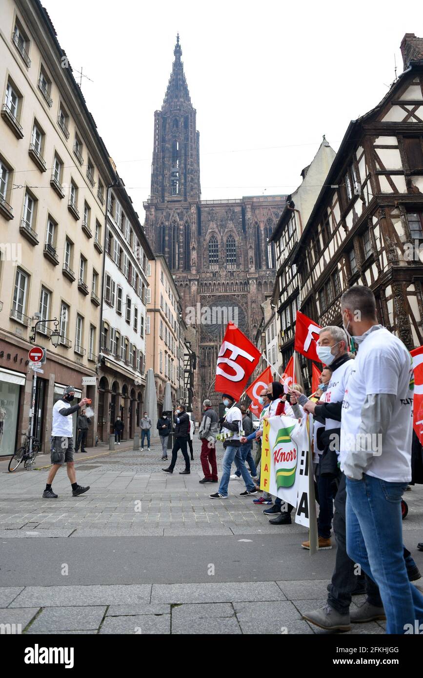 La France, le 1er mai 2021, défilé traditionnel du 1er mai, fête du travail, rassembla différents mouvements et l'inter-Union. 1er mai 2021, à Strasbourg Nord-est de la France. Photo de Nicolas Roses/ABACAPRESS.COM Banque D'Images