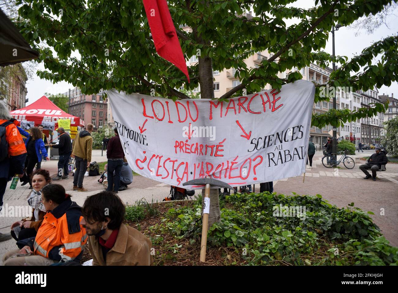 La France, le 1er mai 2021, défilé traditionnel du 1er mai, fête du travail, rassembla différents mouvements et l'inter-Union. 1er mai 2021, à Strasbourg Nord-est de la France. Photo de Nicolas Roses/ABACAPRESS.COM Banque D'Images