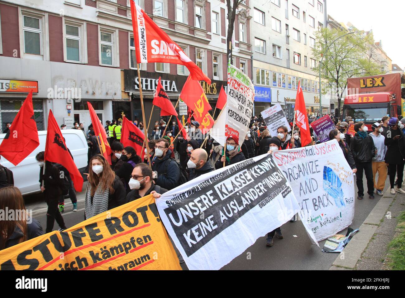 Berlin, Allemagne - 01 mai 2021 : des manifestants brandissant des bannières et des drapeaux lors des manifestations du 1er mai à Berlin Banque D'Images