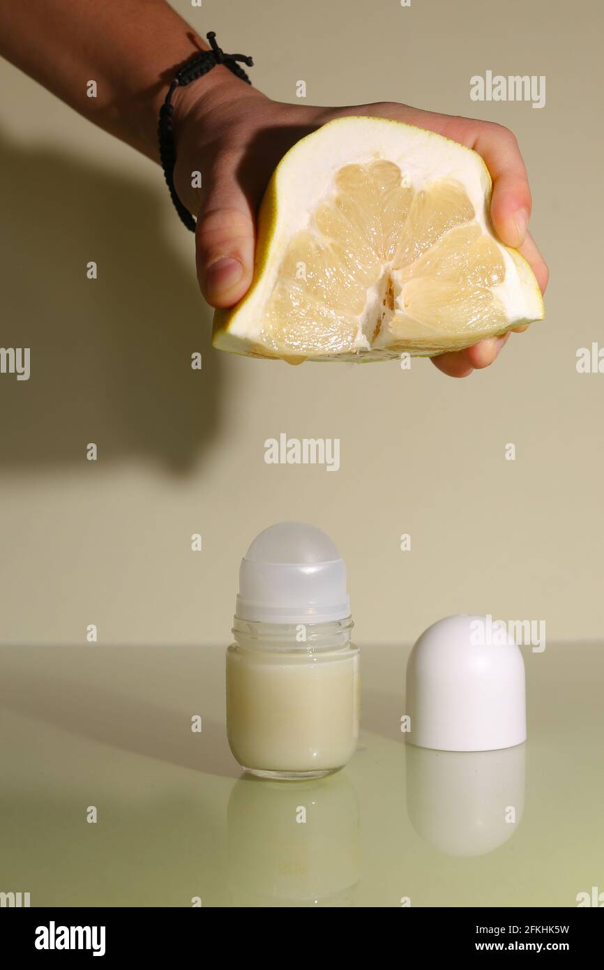 Déodorant maison antibactérien et naturel. À base d'huile de coco, de  bicarbonate de sodium, d'amidon et d'huile essentielle de pamela Photo  Stock - Alamy
