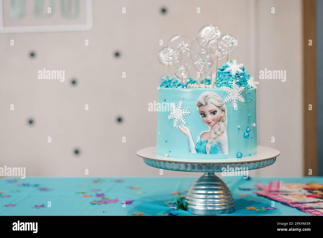 Moscou Russie Mai 21 Gateau D Anniversaire Pour Enfants Dans Le Style D Un Coeur Gele Avec Elsa Photo Stock Alamy