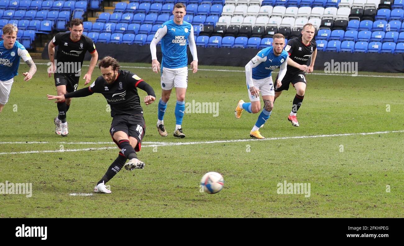 Peterborough, Royaume-Uni. 1er mai 2021. Jorge Grant (LC) marque le deuxième but de Lincoln à partir de la zone de pénalité, (0-2) lors du match de la Ligue EFL de Peterborough United contre Lincoln City au Weston Homes Stadium, Peterborough, Cambridgeshire. Crédit : Paul Marriott/Alay Live News Banque D'Images