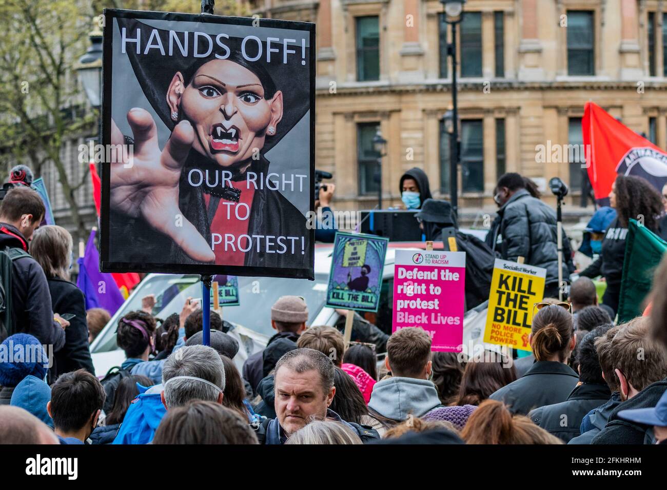 Londres, Royaume-Uni. 1er mai 2021. Nous déposerions notre plaque de droit de protestation avec une image crainting Priti Patel vampire - tuer le projet de loi de protestation par des personnes en colère contre la nouvelle loi appelée police, crime, peine et tribunaux Bill, qui donnerait à la police plus de pouvoirs pour imposer des restrictions sur les manifestations. La manifestation a été soutenue par plusieurs groupes dont Sœurs non coupées, rébellion d'extinction et Black Lives Matter. Crédit : Guy Bell/Alay Live News Banque D'Images