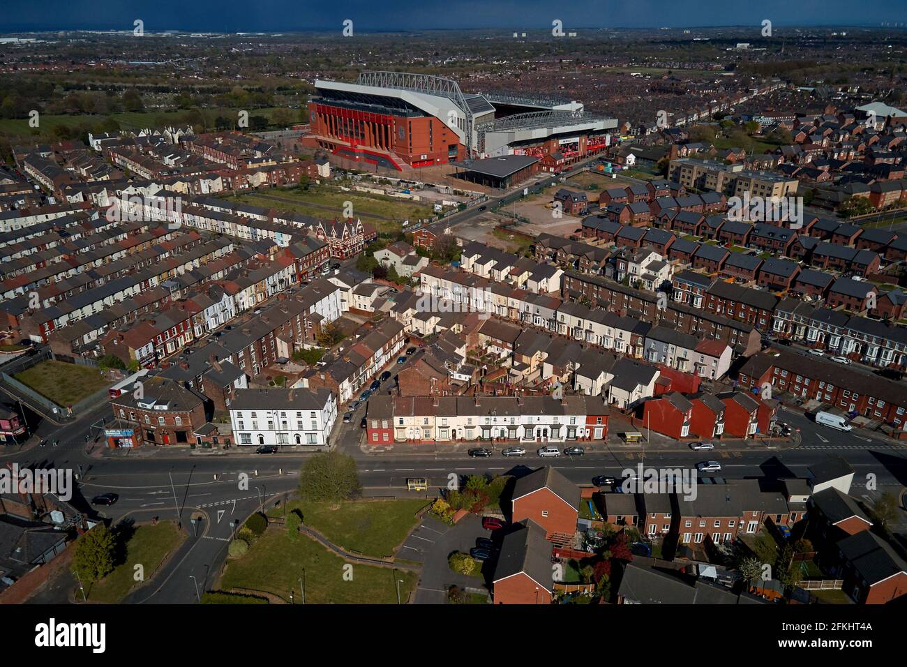 Vue aérienne d'Anfield montrant le stade dans son cadre urbain entouré de maisons résidentielles Banque D'Images