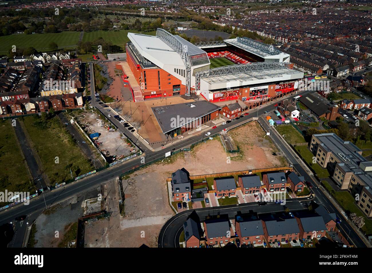 Vue aérienne d'Anfield montrant le stade dans son cadre urbain entouré de maisons résidentielles Banque D'Images