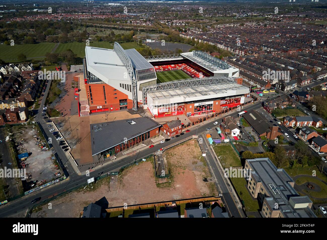 Vue aérienne d'Anfield montrant le stade dans son cadre urbain entouré de maisons résidentielles Banque D'Images