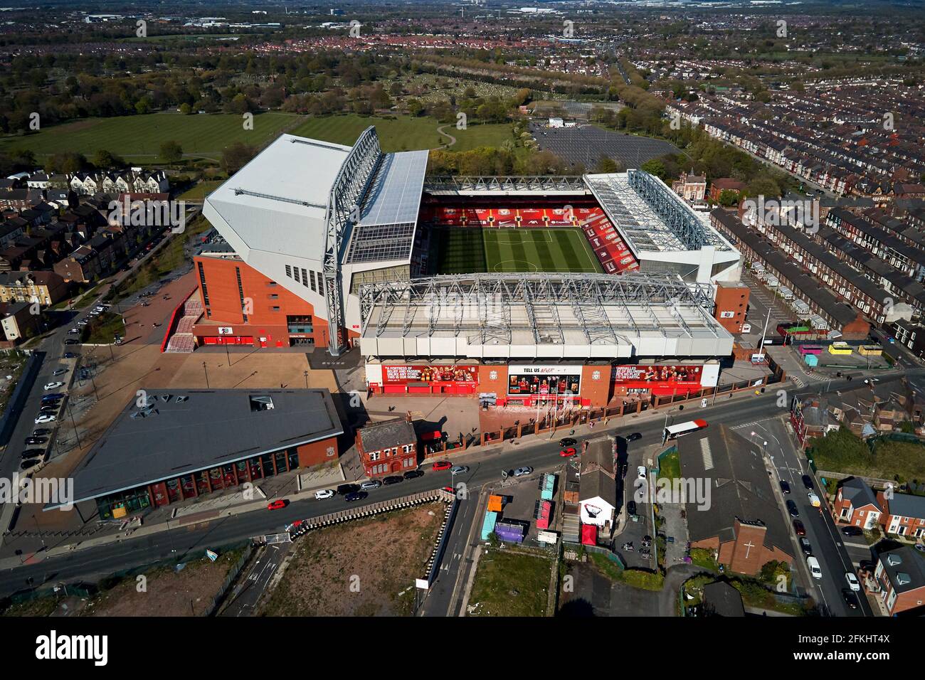 Vue aérienne d'Anfield montrant le stade dans son cadre urbain entouré de maisons résidentielles Banque D'Images