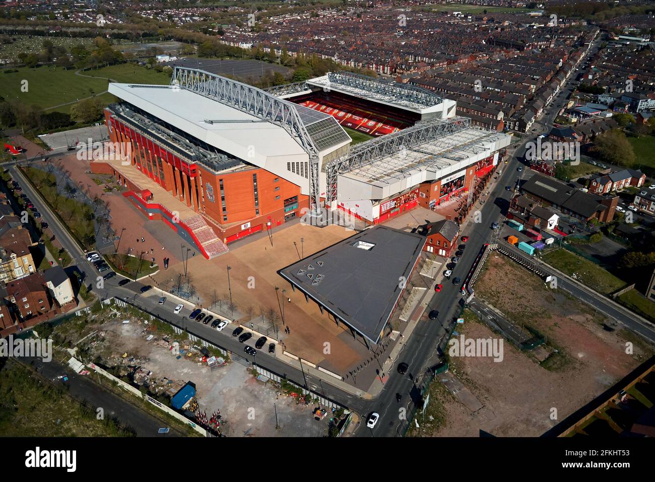 Vue aérienne d'Anfield montrant le stade dans son cadre urbain entouré de maisons résidentielles Banque D'Images