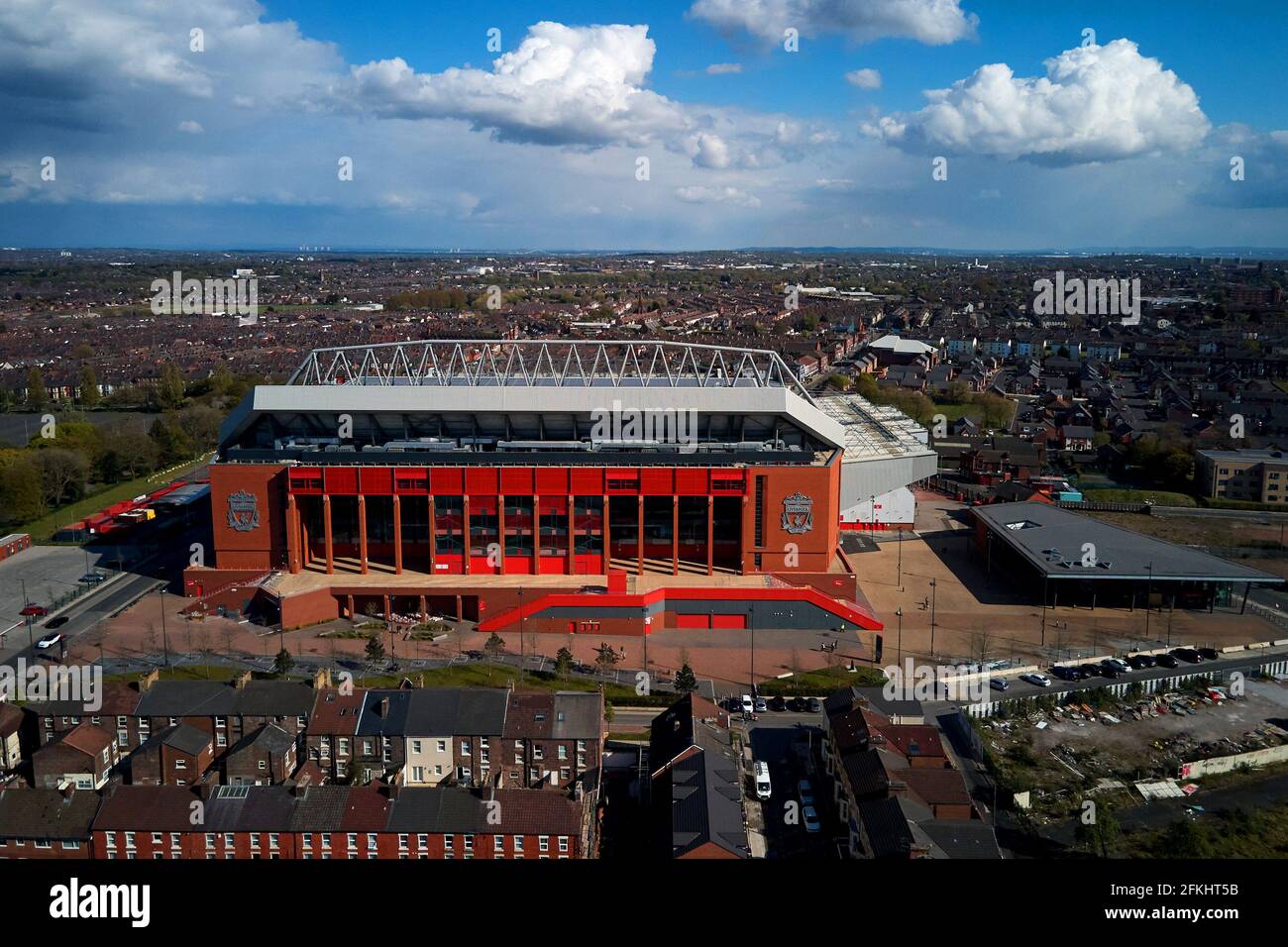 Vue aérienne d'Anfield montrant le stade dans son cadre urbain entouré de maisons résidentielles Banque D'Images