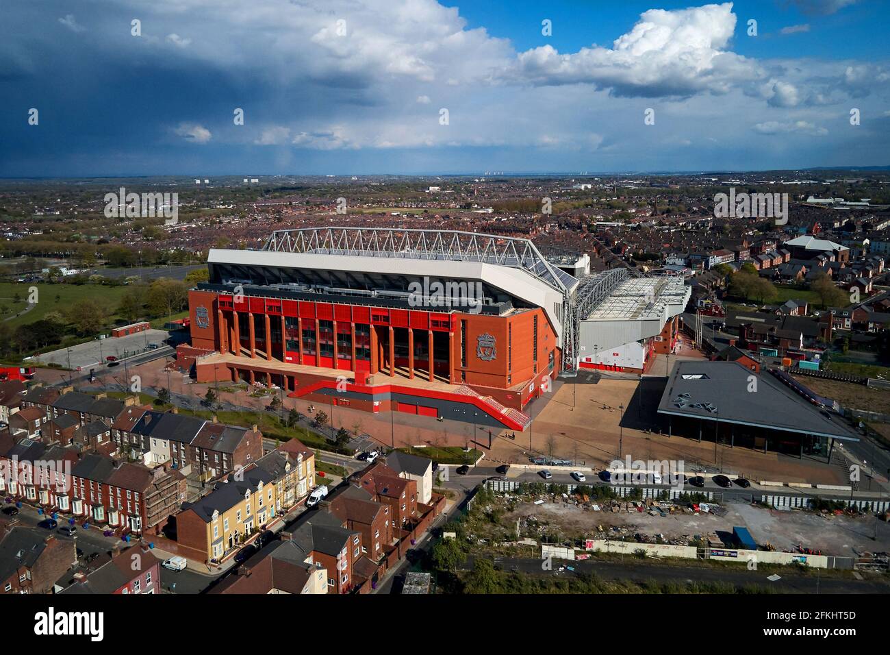 Vue aérienne d'Anfield montrant le stade dans son cadre urbain entouré de maisons résidentielles Banque D'Images