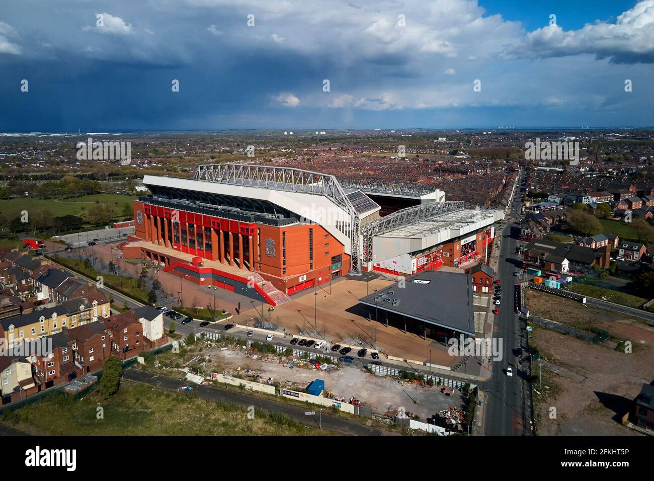 Vue aérienne d'Anfield montrant le stade dans son cadre urbain entouré de maisons résidentielles Banque D'Images