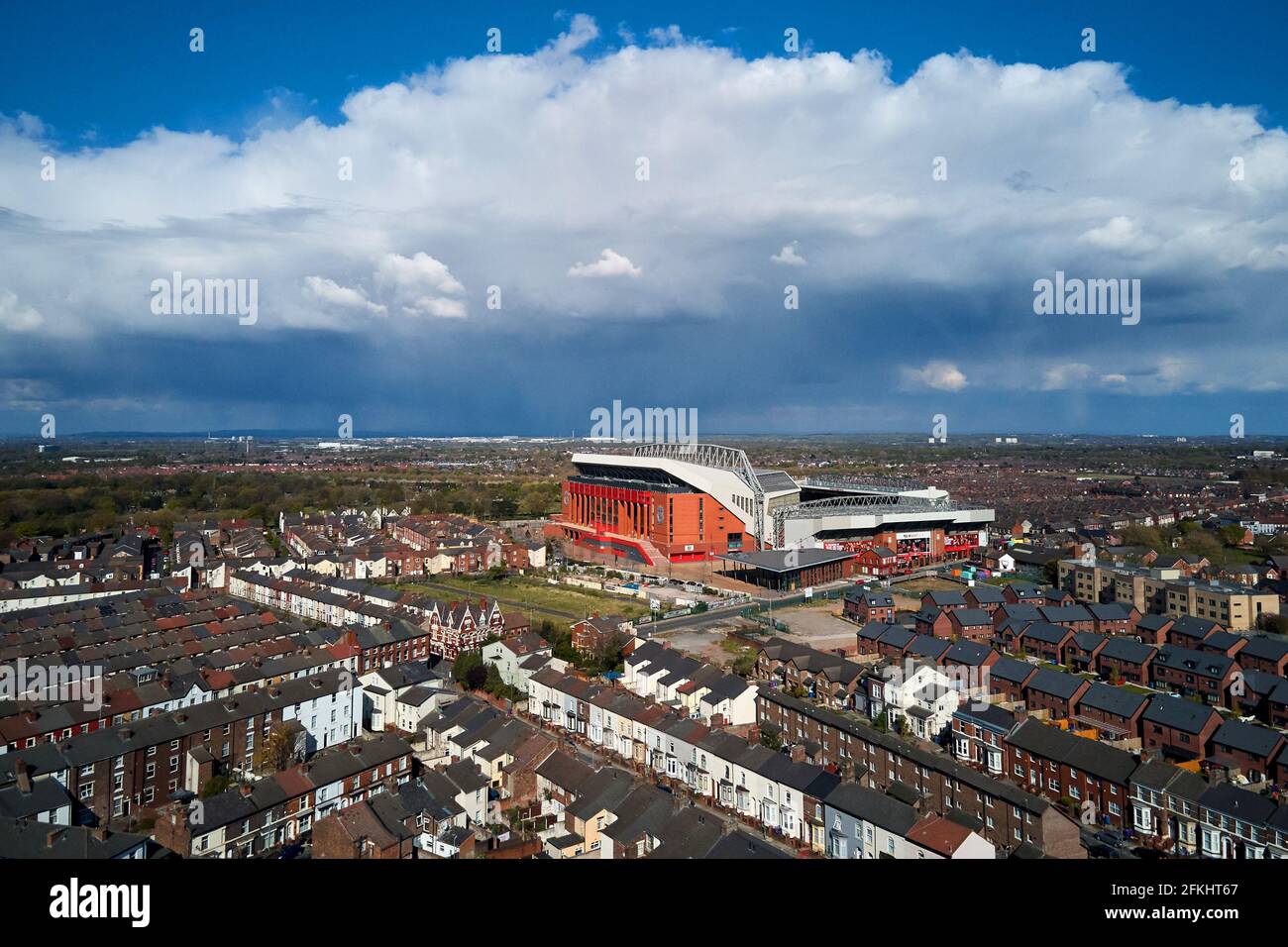 Vue aérienne d'Anfield montrant le stade dans son cadre urbain entouré de maisons résidentielles Banque D'Images