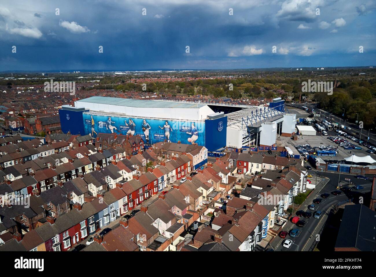 Vue aérienne du parc Goodison montrant le stade dans son cadre urbain entouré de maisons résidentielles Banque D'Images