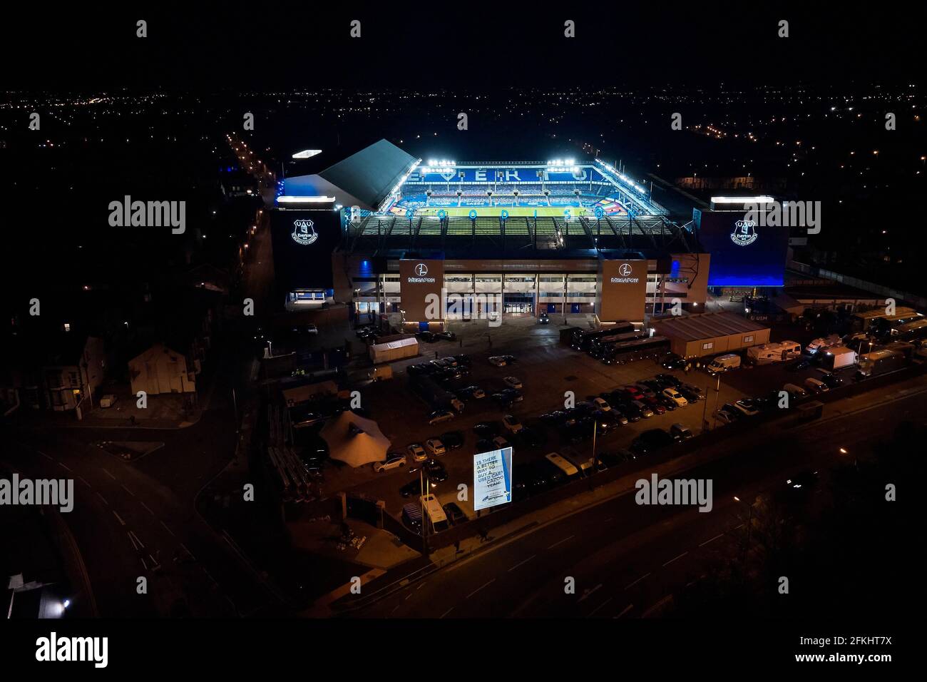 Une vue générale de Goodison Park la nuit avec les projecteurs allumés après un match de football montrant le stade dans son cadre urbain Banque D'Images