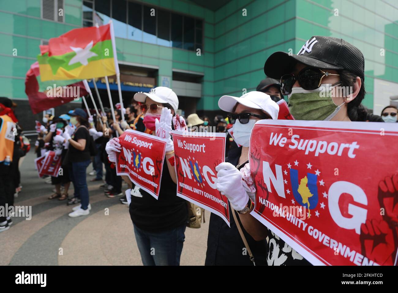 2 mai 2021, Taipei, Taipei, Taïwan: Près d'un millier de Birmans tiennent des portraits d'Aung San Suu Kyi, éclairent un trois salut fingered, branchent les drapeaux du Myanmar et branchent des slogans près du Taipei 101, construisant le pendant une manifestation contre le coup d'État militaire et la dictature en cours au Myanmar. Le groupe appelle à une plus grande attention de la communauté internationale, y compris des pays de l'ANASE, à la situation et à se tenir en solidarité avec les manifestants pro-démocratie, à la suite d'une série d'assassinats arbitraires et d'arrestations de la Ligue nationale pour la démocratie Aung San Suu Kyi, de responsables et de manifestants par l'ac militaire Banque D'Images