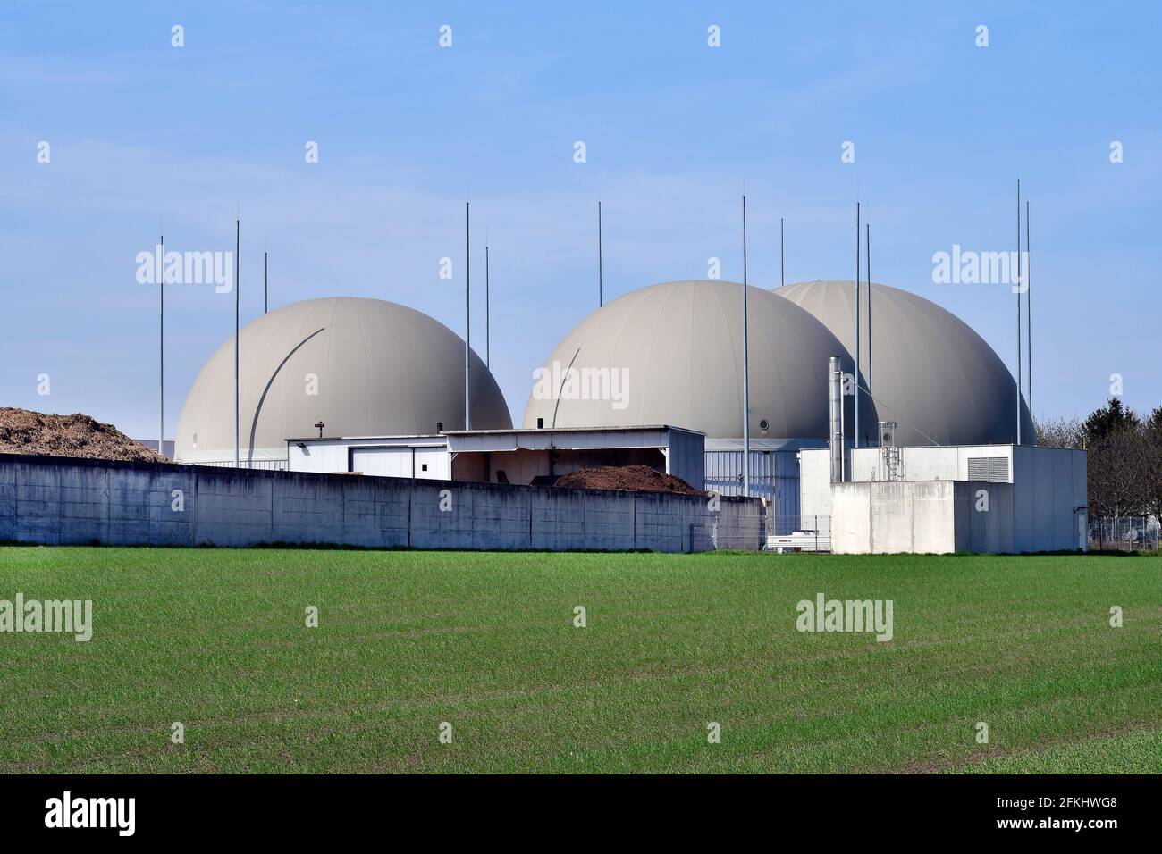 Usine de production de biogaz et d'éthanol à partir de matières premières renouvelables fermentant principalement des résidus agricoles tels que les cultures de capture, les tiges de maïs Banque D'Images