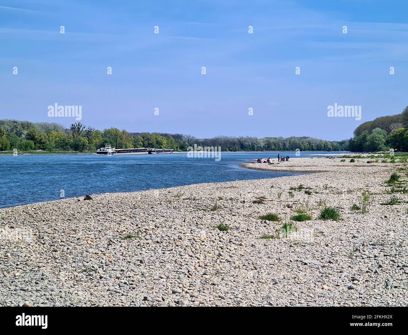 L'Autriche, les gens qui aiment une journée ensoleillée sur la rive de gravier et la barge sur le Danube dans le parc national Donau-Auen en Basse-Autriche Banque D'Images