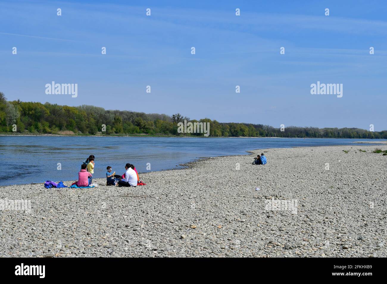 Haslau, Autriche - 24 avril 2021 : des personnes non identifiées ont un pique-nique sur la rive du Danube, dans le parc national de Donau-Auen, dans le Lower A Banque D'Images