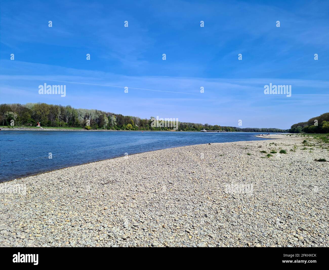L'Autriche, les gens qui aiment une journée ensoleillée sur la rive de gravier et la barge sur le Danube dans le parc national Donau-Auen en Basse-Autriche Banque D'Images