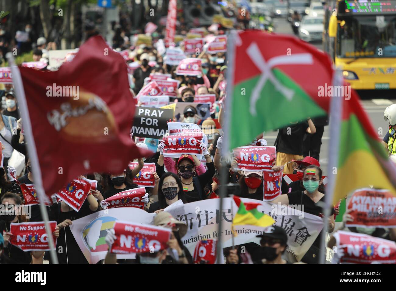 2 mai 2021, Taipei, Taipei, Taïwan: Près d'un millier de Birmans tiennent des portraits d'Aung San Suu Kyi, éclairent un trois salut fingered, branchent les drapeaux du Myanmar et branchent des slogans près du Taipei 101, construisant le pendant une manifestation contre le coup d'État militaire et la dictature en cours au Myanmar. Le groupe appelle à une plus grande attention de la communauté internationale, y compris des pays de l'ANASE, à la situation et à se tenir en solidarité avec les manifestants pro-démocratie, à la suite d'une série d'assassinats arbitraires et d'arrestations de la Ligue nationale pour la démocratie Aung San Suu Kyi, de responsables et de manifestants par l'ac militaire Banque D'Images