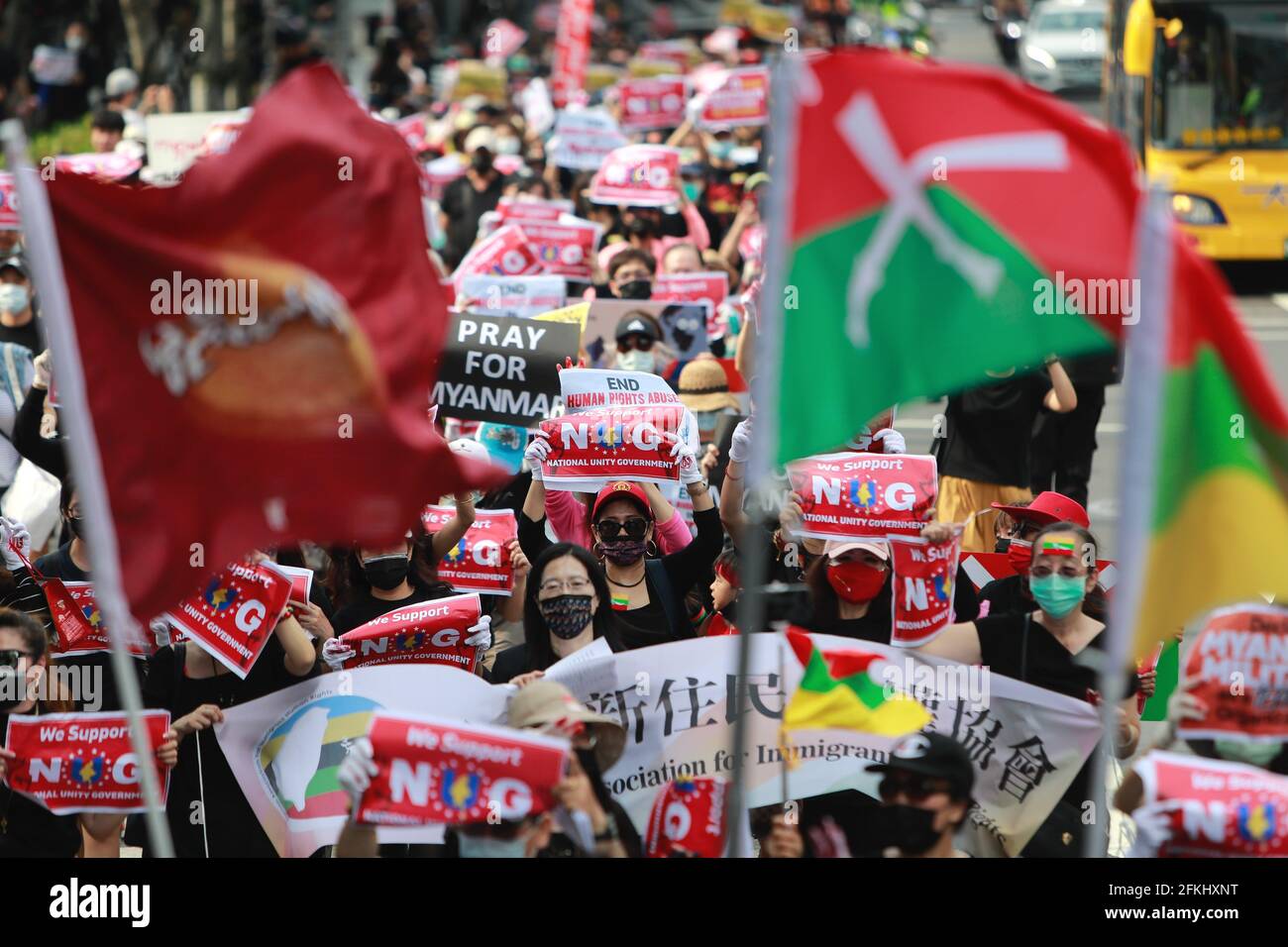 2 mai 2021, Taipei, Taipei, Taïwan: Près d'un millier de Birmans tiennent des portraits d'Aung San Suu Kyi, éclairent un trois salut fingered, branchent les drapeaux du Myanmar et branchent des slogans près du Taipei 101, construisant le pendant une manifestation contre le coup d'État militaire et la dictature en cours au Myanmar. Le groupe appelle à une plus grande attention de la communauté internationale, y compris des pays de l'ANASE, à la situation et à se tenir en solidarité avec les manifestants pro-démocratie, à la suite d'une série d'assassinats arbitraires et d'arrestations de la Ligue nationale pour la démocratie Aung San Suu Kyi, de responsables et de manifestants par l'ac militaire Banque D'Images