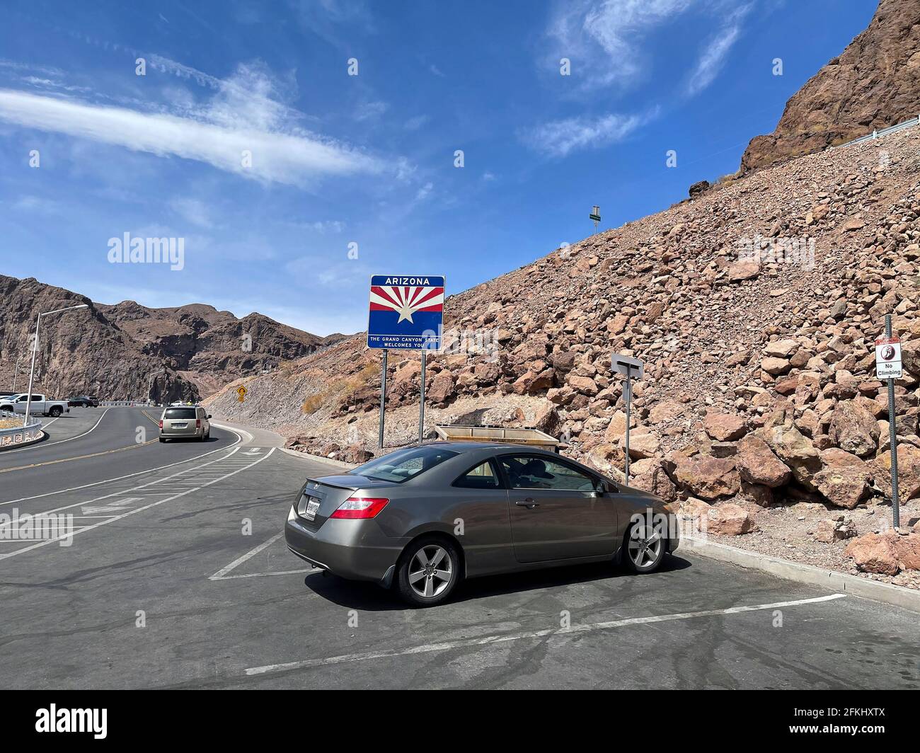 Boulder City, NV, États-Unis - 24 avril 2021 : place de stationnement à la frontière entre le Nevada et l'Arizona au barrage Hoover sur le fleuve Colorado Banque D'Images