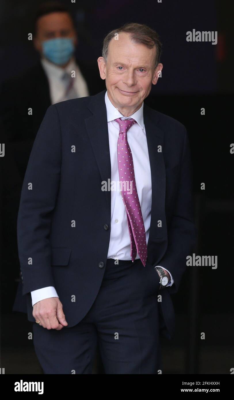 Londres, Angleterre, Royaume-Uni. 2 mai 2021. Le journaliste britannique ANDREW MARR est vu quitter la BBC New Broadcasting House après avoir présenté le Andrew Marr Show. Credit: Tayfun Salci/ZUMA Wire/Alay Live News Banque D'Images