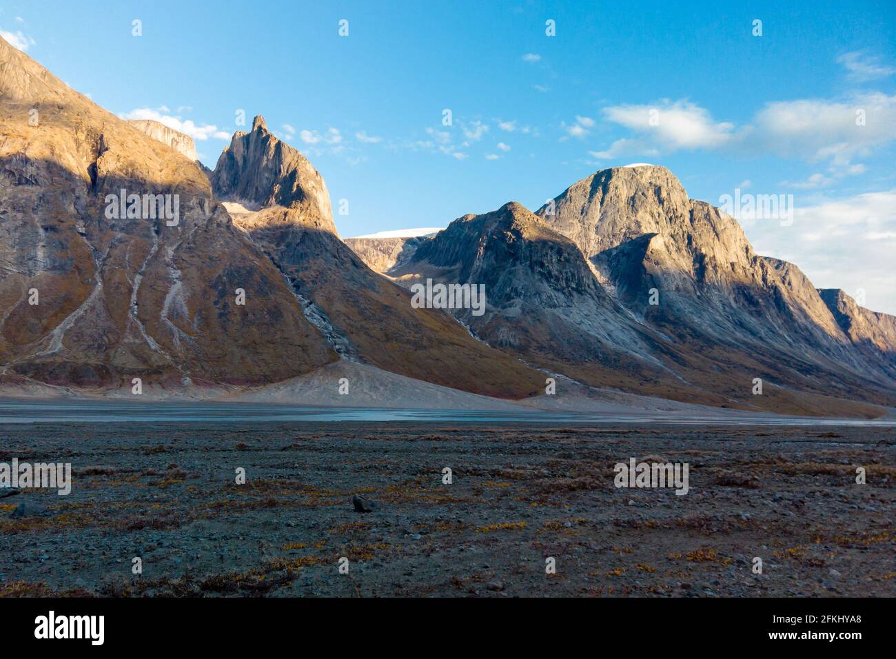 Coucher de soleil à la fin d'une journée d'été ensoleillée dans une vallée arctique éloignée du col Akshayuk, île de Baffin, Canada. Les derniers rayons du soleil éclairaient les environs Banque D'Images