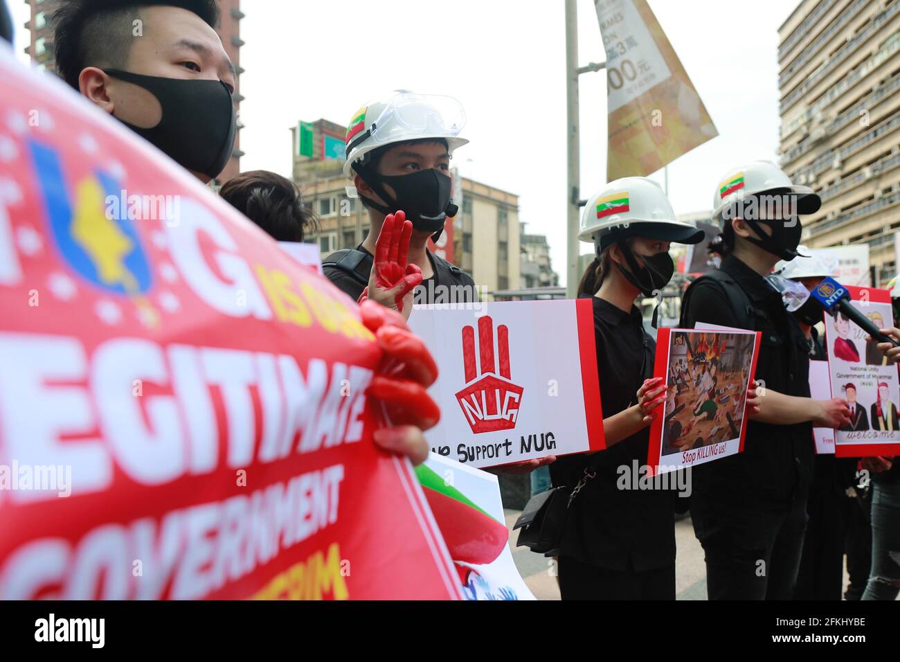 2 mai 2021, Taipei, Taipei, Taïwan: Près d'un millier de Birmans tiennent des portraits d'Aung San Suu Kyi, éclairent un trois salut fingered, branchent les drapeaux du Myanmar et branchent des slogans près du Taipei 101, construisant le pendant une manifestation contre le coup d'État militaire et la dictature en cours au Myanmar. Le groupe appelle à une plus grande attention de la communauté internationale, y compris des pays de l'ANASE, à la situation et à se tenir en solidarité avec les manifestants pro-démocratie, à la suite d'une série d'assassinats arbitraires et d'arrestations de la Ligue nationale pour la démocratie Aung San Suu Kyi, de responsables et de manifestants par l'ac militaire Banque D'Images